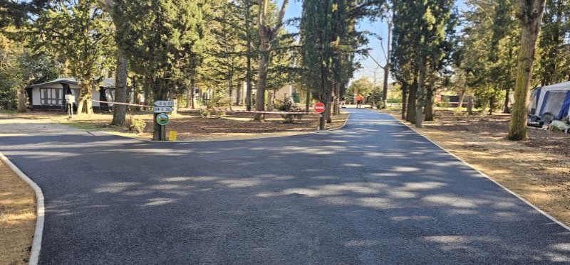Réfection des allées en enrobés à chaud dans un camping sur la commune de Lattes (34)