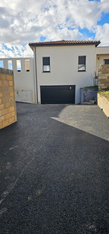 Réalisation d’un accès garage en enrobés à chaud sur la commune de Servian (34) chez un particulier 