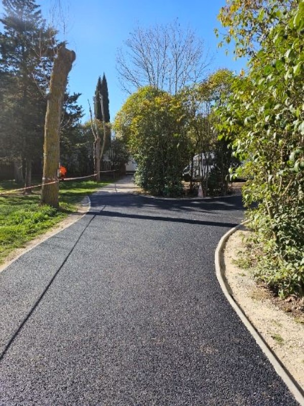 Réfection en enrobés à chaud BB0/10 sur diverses allées dans un camping sur la commune de Latte proche de Montpellier 