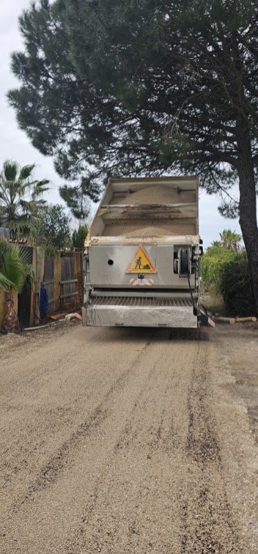 Mise en œuvre d’un revêtement Tricouche dans un Mas proche de Montpellier / Béziers pour la réfection du chemin d’accès 