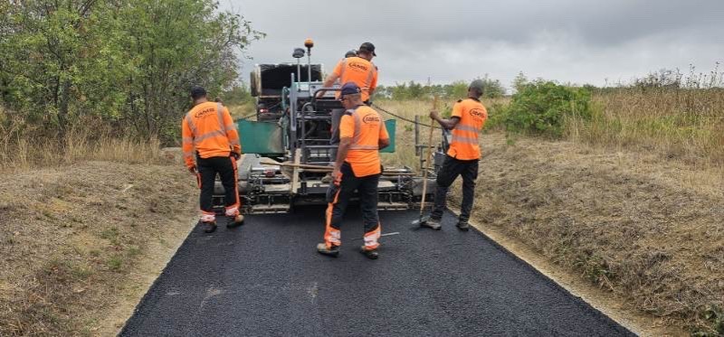 Réfection de chaussée sur la commune de Bassan (34) proche de Beziers  en enrobés à chaud BB0/10! 