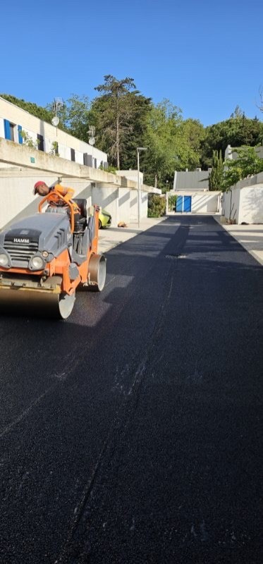 Chantier Plein Soleil à la grande Motte (34) proche de Beziers , Montpellier dans une résidence pour un syndicat de copropriété ! Application d’un enrobés à chaud au finisseur !