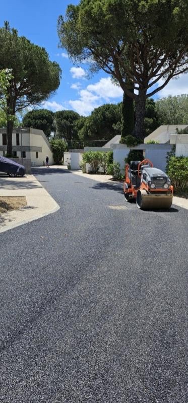 Chantier Plein Soleil à la grande Motte (34) proche de Beziers , Montpellier dans une résidence pour un syndicat de copropriété ! Application d’un enrobés à chaud au finisseur !
