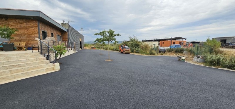 Réalisation d’un enrobés à chaud BB0/10 sur la commune d’Adissan proche de Beziers / Montpellier 