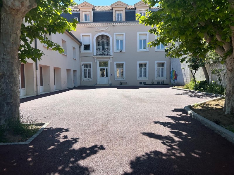 Réfection d’une cour intérieure en enrobé à chaud BB0/6 rouge sur la commune de Narbonne proche de Béziers (34) 