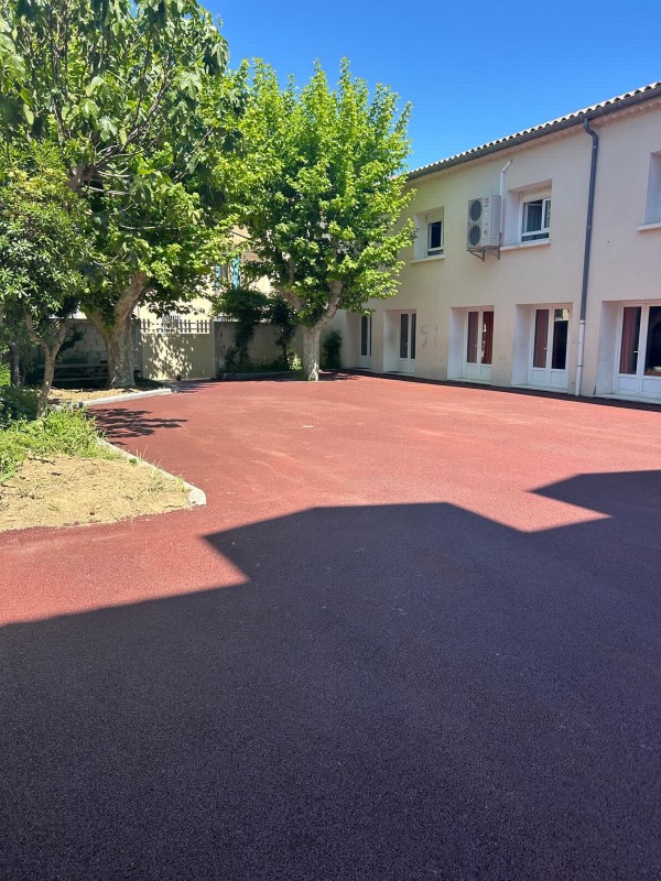 réfection d’une cour intérieure en enrobés à chaud BB0/6 rouge sur la commune de Narbonne proche de Béziers (34)
