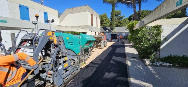 Chantier Plein Soleil à la grande Motte (34) proche de Beziers , Montpellier dans une résidence pour un syndicat de copropriété ! Application d’un enrobés à chaud au finisseur !
