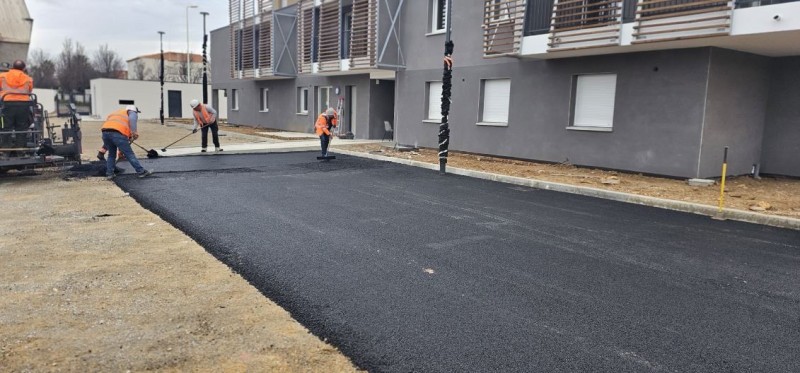 Mise en œuvre d’un enrobé à chaud dans un projet de construction de 18 logements R+2!!! 