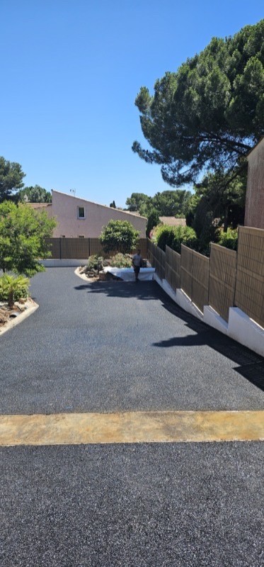 Création d’un chemin d’accès sur la commune d’Agde proche de Beziers - Montpellier (34) chez un particulier avec un enrobés à chaud BB0/10