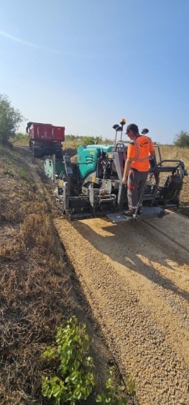 Réfection de chaussée sur la commune de Bassan (34) proche de Beziers  en enrobés à chaud BB0/10! 