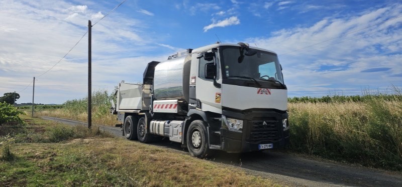 Réfection de chemins ruraux dans une commune proche de Beziers - Montpellier en Bicouche avec notre Pata 6/2 également disponible à la location ????!