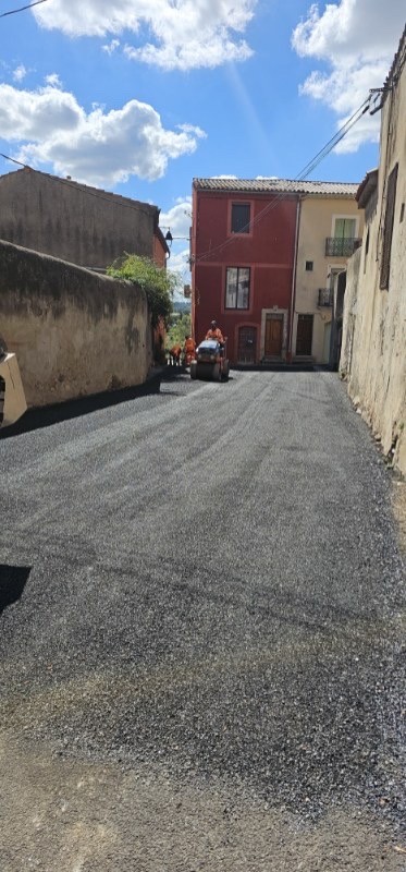 Réfection de chauSSEES en enrobés à chaud et Bicouche dans une commune proche de Beziers / Montpellier ! 