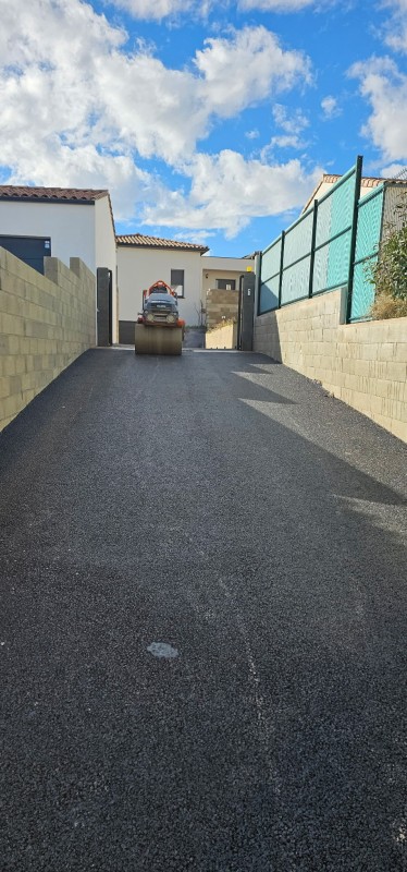 Réalisation d’un accès garage en enrobés à chaud sur la commune de Servian (34) chez un particulier 