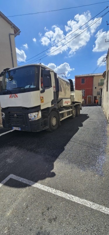 Réfection de chauSSEES en enrobés à chaud et Bicouche dans une commune proche de Beziers / Montpellier ! 