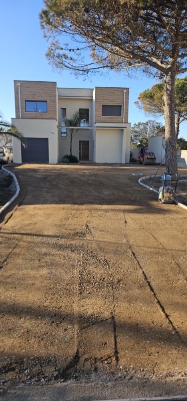 Réalisation et mise en œuvre d’enrobés à chaud sur la commune d’Agde proche de Montpellier Bezierschez un particulier !