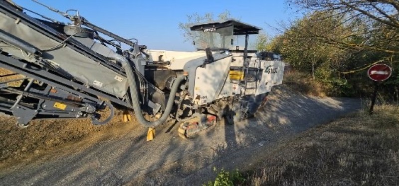 Réfection de chaussée sur la commune de Bassan (34) proche de Beziers  en enrobés à chaud BB0/10! 