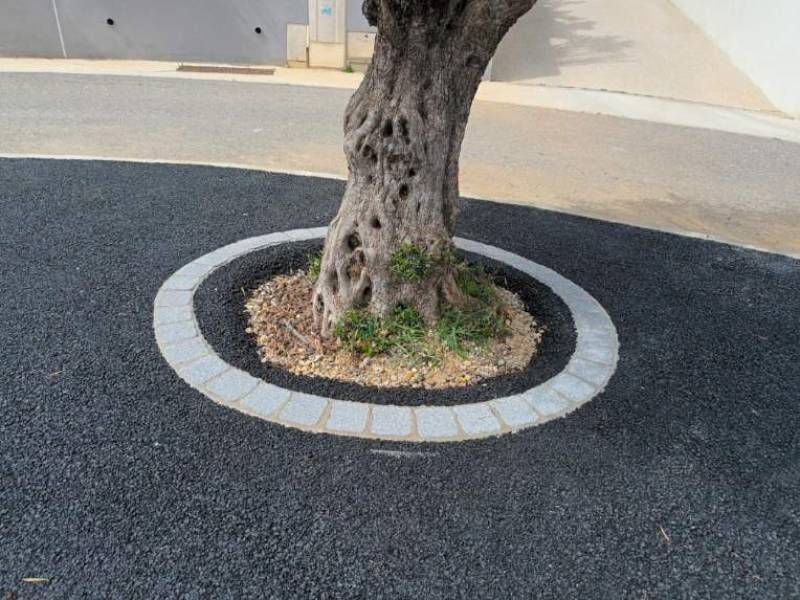 Marquage au sol avec pose de pavés thermocollés sur enrobés à chaud noir