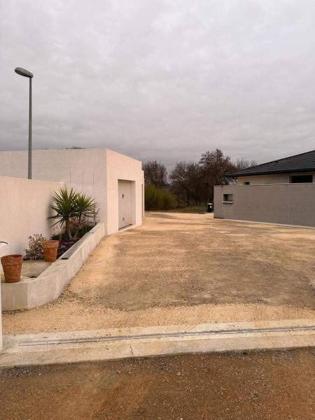 Réalisation d’un chemin d’accès chez un particulier avec l’application d’un enrobé à chaud BB0/10 sur la commune de Galargues (34)