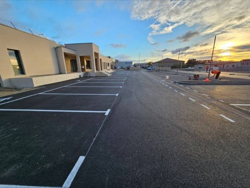 Pose d'un marquage au sol d'un parking pour marquage des places de voitures sur la commune de MAGALAS (34)