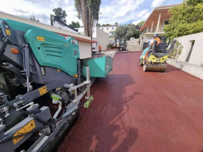 Refection d'un accès garage d'un particulier avec pose d'un enrobé à chaud rouge à Castelnau-le-Lez