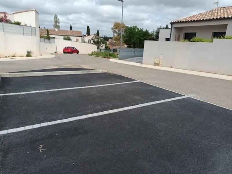 Pose de pavés thermocollés pour délimitation places de parking en enrobés à chaud