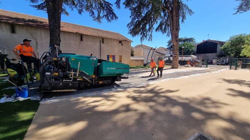 Mise en œuvre d’un revêtement  drainant dans la  cours d'une école sur la commune  de Montblanc proche de Beziers (34)