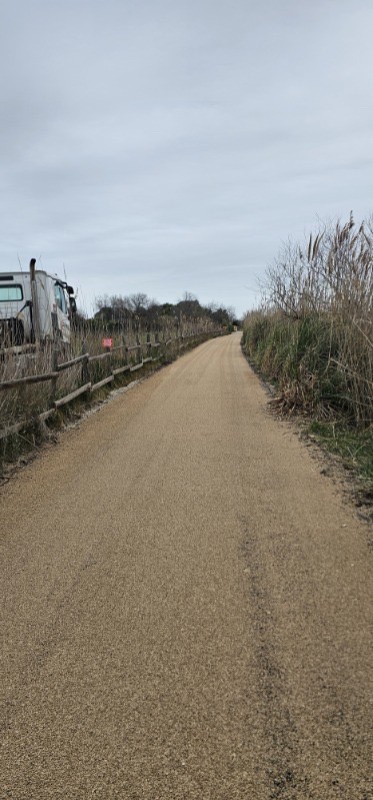 Mise en œuvre d’un revêtement Tricouche dans un Mas proche de Montpellier / Béziers pour la réfection du chemin d’accès 