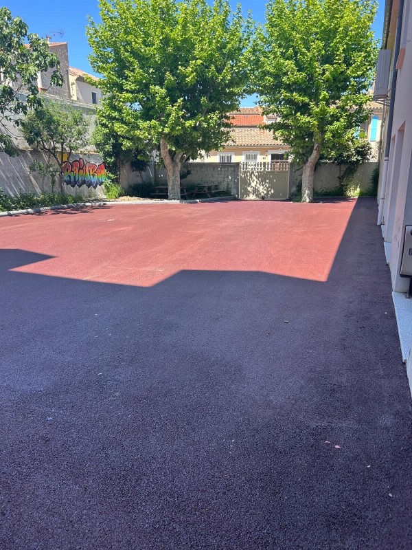 réfection d’une cour intérieure en enrobés à chaud BB0/6 rouge sur la commune de Narbonne proche de Béziers (34)