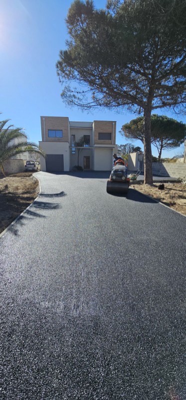 Réalisation et mise en œuvre d’enrobés à chaud sur la commune d’Agde proche de Montpellier Bezierschez un particulier !