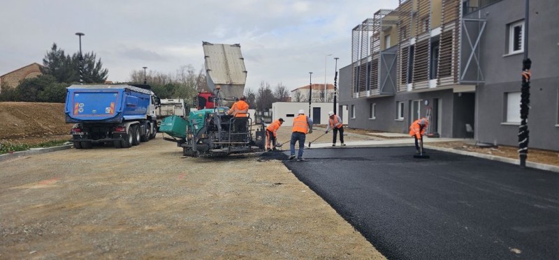 Mise en œuvre d’un enrobé à chaud dans un projet de construction de 18 logements R+2!!! 