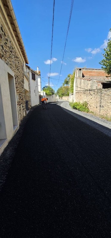 Réfections de chaussées  en enrobés à chaud et en Bicouche sur une. commune proche de Beziers / Montpellier !!!