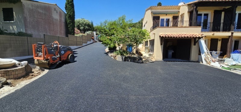 Création d’un chemin d’accès sur la commune d’Agde proche de Beziers - Montpellier (34) chez un particulier avec un enrobés à chaud BB0/10