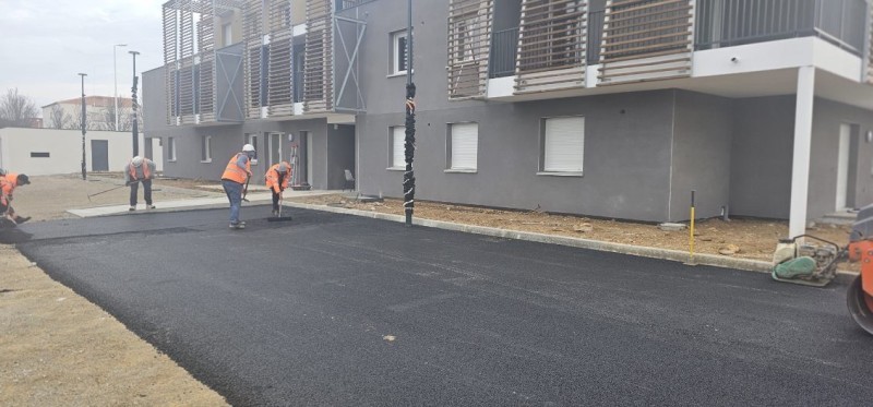 Mise en œuvre d’un enrobé à chaud dans un projet de construction de 18 logements R+2!!! 