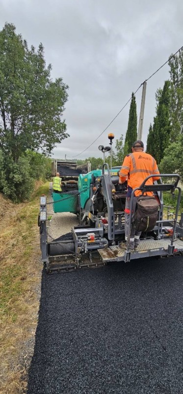 Réhabilitation des chemins ruraux sur la commune d’Alignan proche de Beziers / Montpelliérain en enrobés à chaud avec notre mini finisseur Vogele S800i