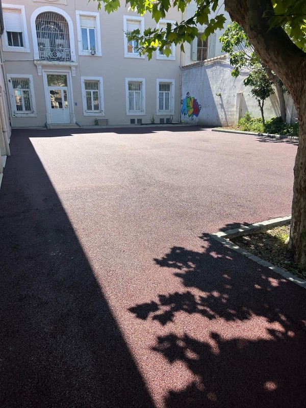 réfection d’une cour intérieure en enrobés à chaud BB0/6 rouge sur la commune de Narbonne proche de Béziers (34)