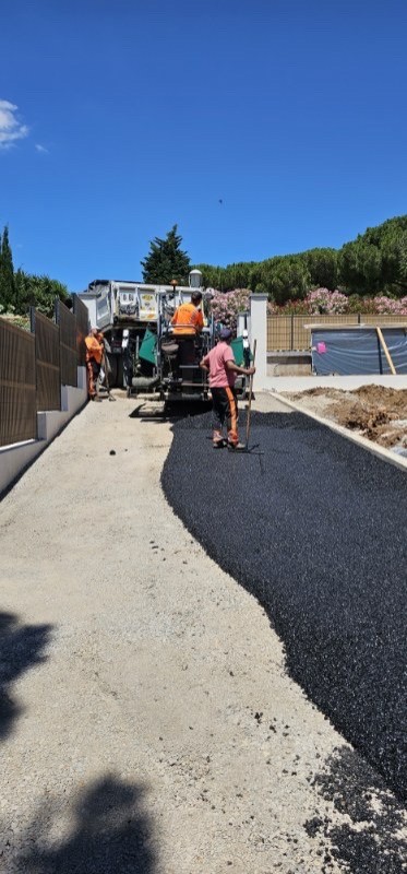 Création d’un chemin d’accès sur la commune d’Agde proche de Beziers - Montpellier (34) chez un particulier avec un enrobés à chaud BB0/10