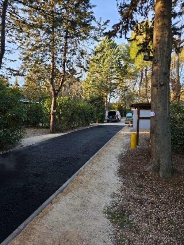 Réfection en enrobés à chaud BB0/10 sur diverses allées dans un camping sur la commune de Latte proche de Montpellier 