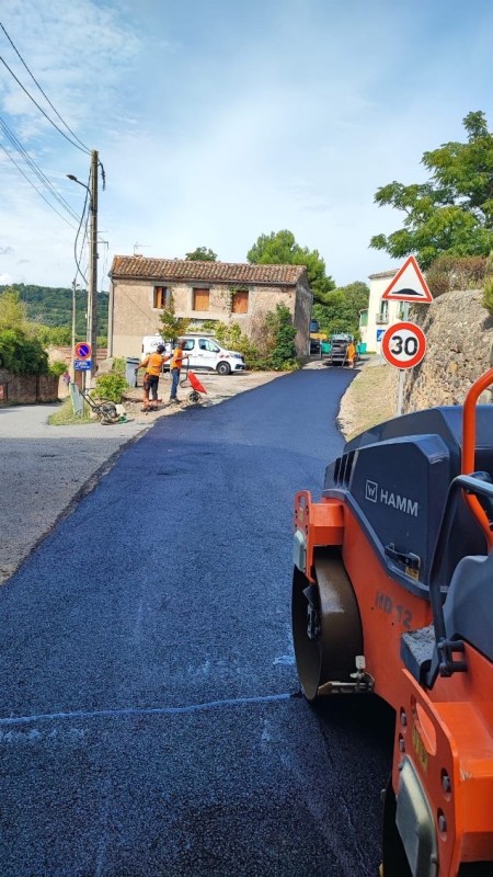 Réfection de chauSSEES en enrobés à chaud et Bicouche dans une commune proche de Beziers / Montpellier ! 