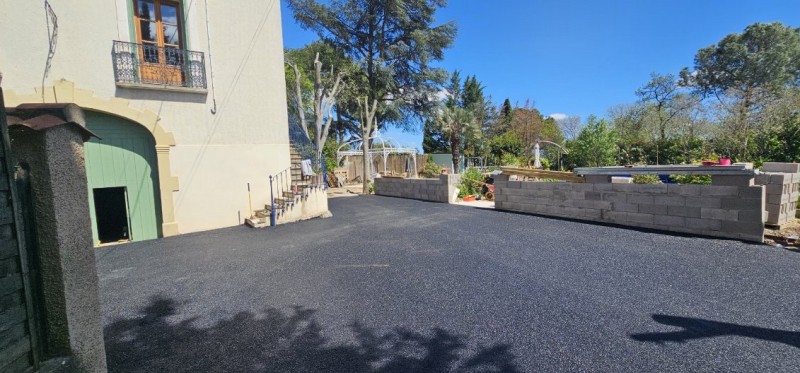 Réfection en enrobés chaud chez un particulier sur la commune de Puissalicon !!! Proche de Beziers- Montpellier ! avec mise en œuvre mécanique !