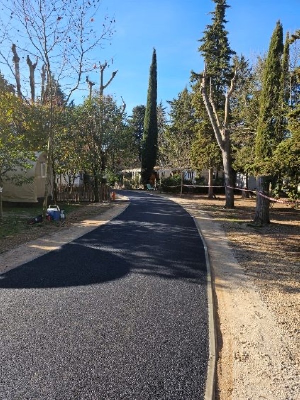 Réfection en enrobés à chaud BB0/10 sur diverses allées dans un camping sur la commune de Latte proche de Montpellier 