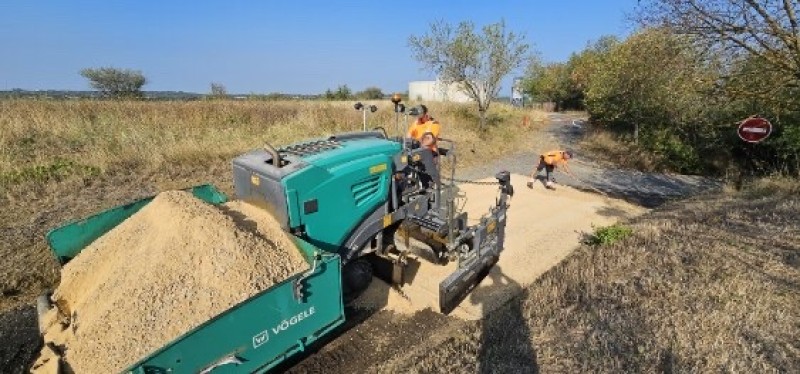 Réfection de chaussée sur la commune de Bassan (34) proche de Beziers  en enrobés à chaud BB0/10! 