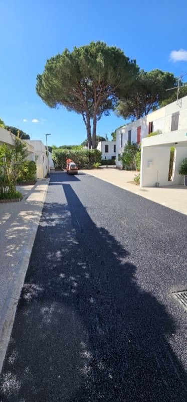 Chantier Plein Soleil à la grande Motte (34) proche de Beziers , Montpellier dans une résidence pour un syndicat de copropriété ! Application d’un enrobés à chaud au finisseur !